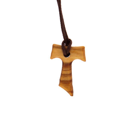 Tau in legno d'ulivo con cordoncino. Dimensioni 2,5x1,7 cm