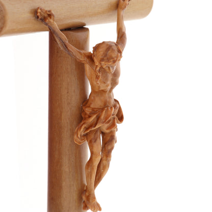 Crocifisso tondo con Corpo di Cristo in legno d'ulivo nazionale. Dimensioni 20x10 cm