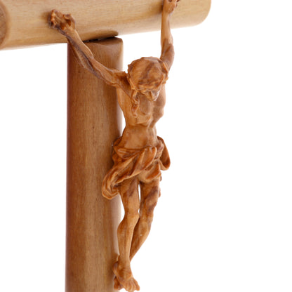 Crocifisso tondo con Corpo di Cristo in legno d'ulivo nazionale. Dimensioni 33X17 cm