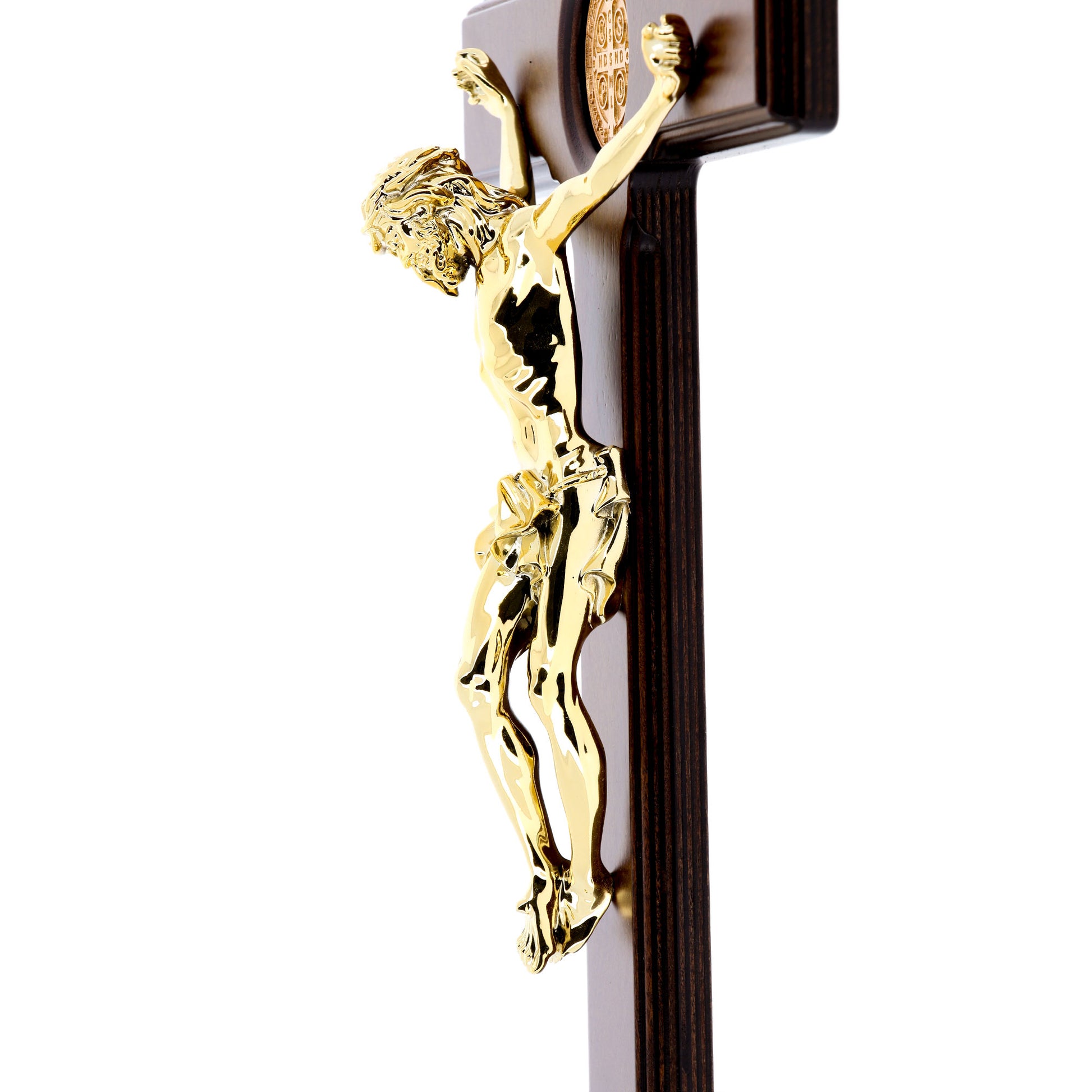 Crocifisso in legno di betulla, corpo dorato e medaglia di San Benedetto. Dimensioni 47x26 cm
