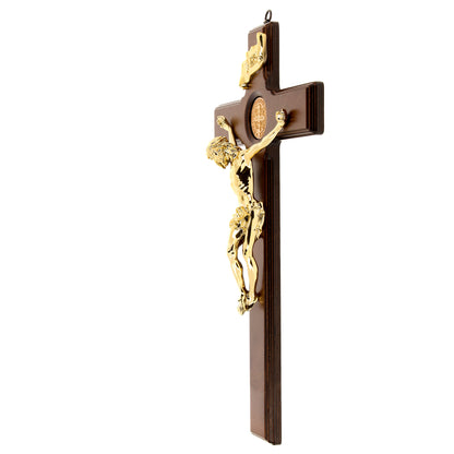 Crocifisso in legno di betulla, corpo dorato e medaglia di San Benedetto. Dimensioni 47x26 cm
