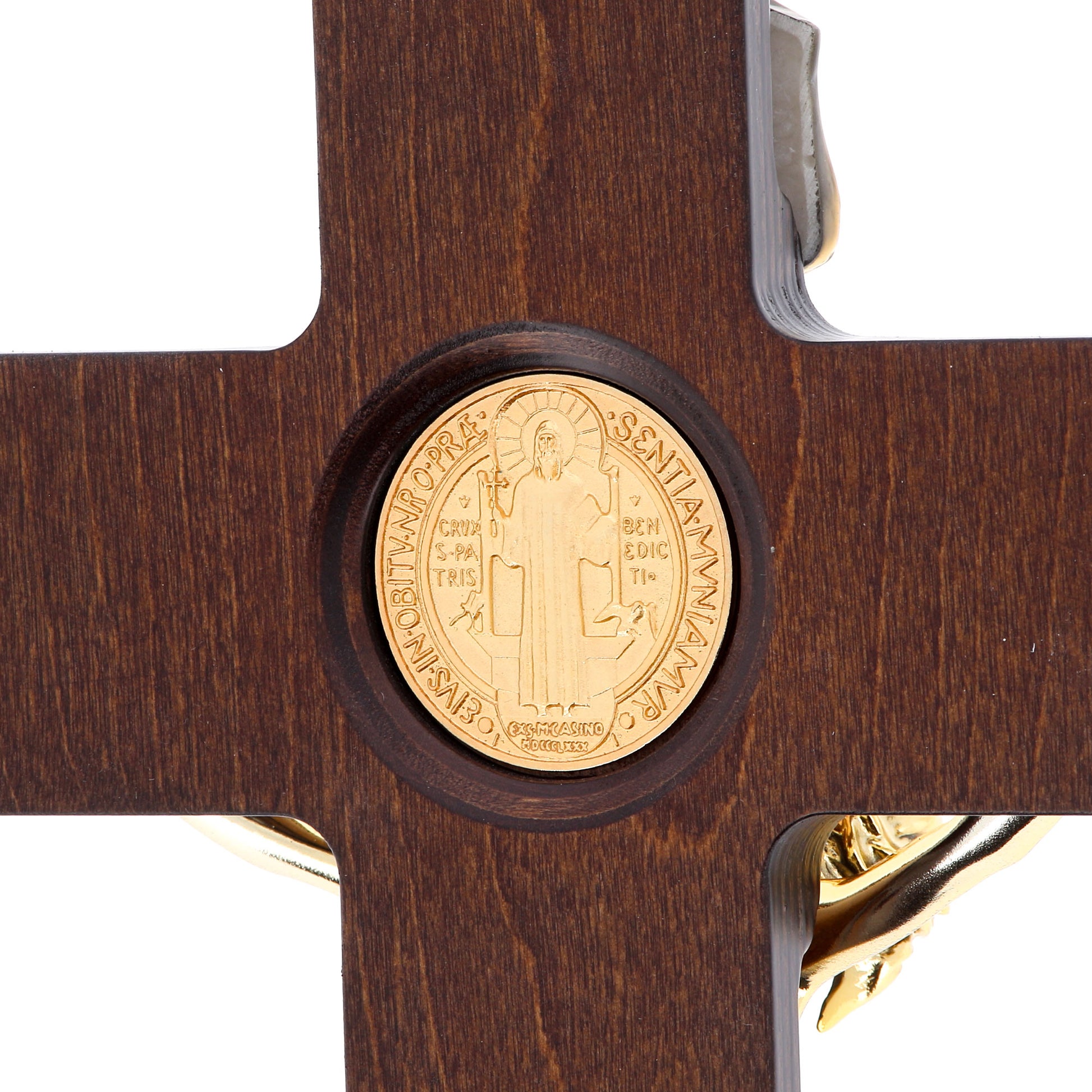 Crocifisso in legno di betulla, corpo dorato e medaglia di San Benedetto. Dimensioni 47x26 cm
