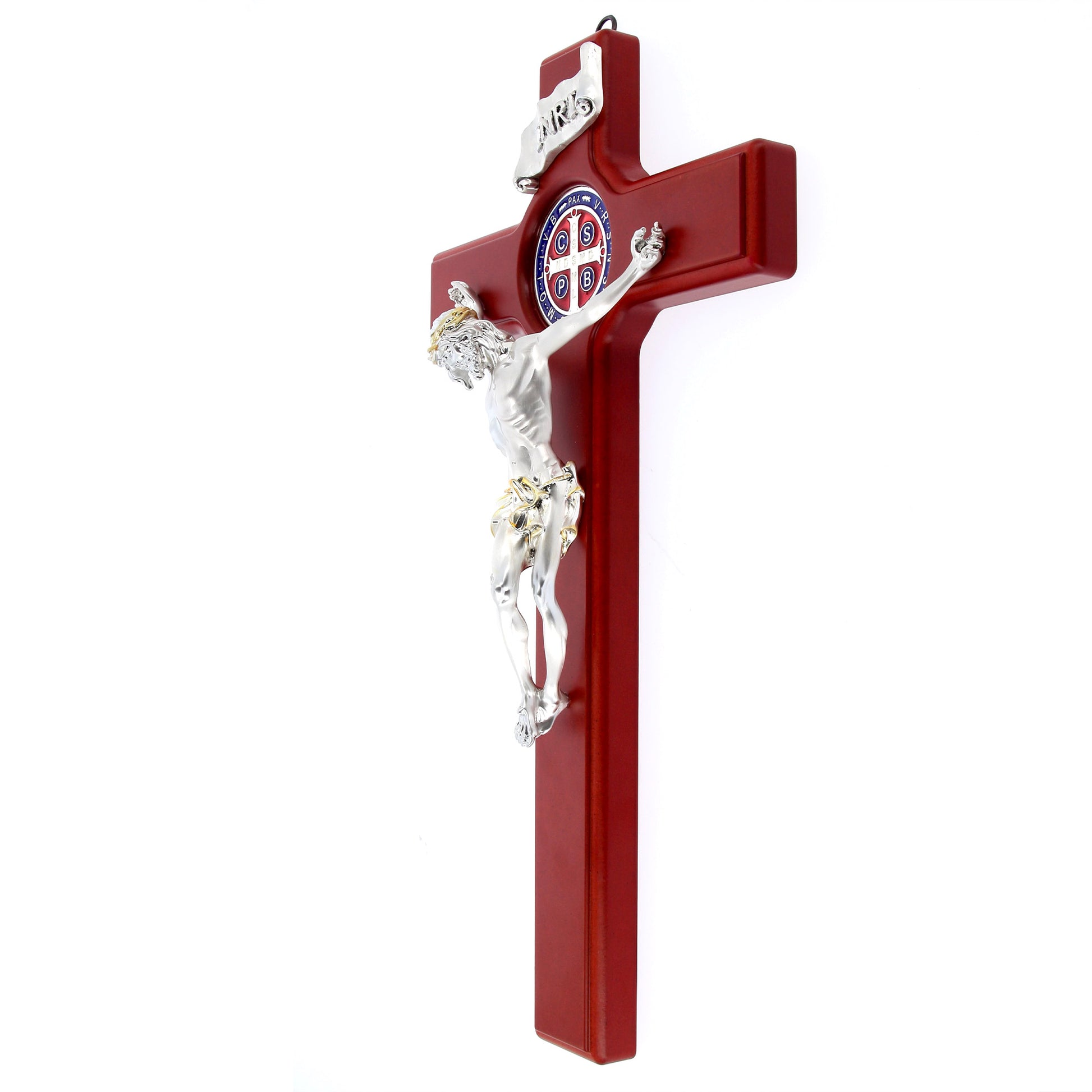 Crocifisso in legno, corpo argentato e medaglia di S.Benedetto colorata. Dimensioni 47x26 cm
