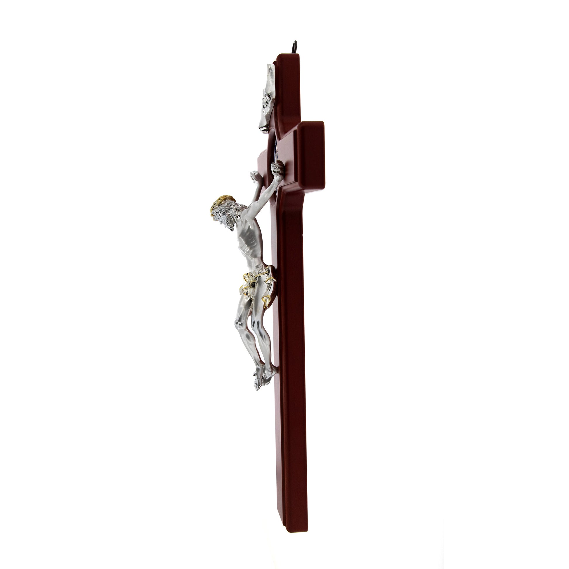 Crocifisso in legno, corpo argentato e medaglia di S.Benedetto colorata. Dimensioni 47x26 cm