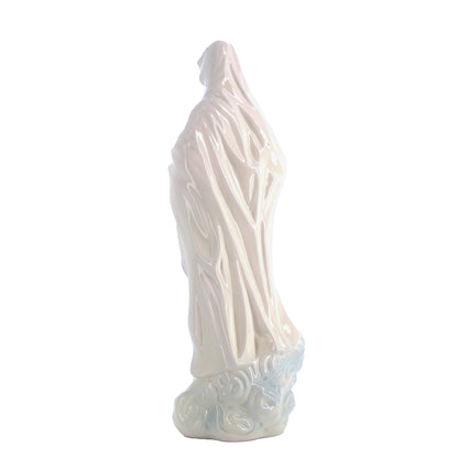 Statua Regina della pace in ceramica colorata dipinta a mano. Altezza 60 cm