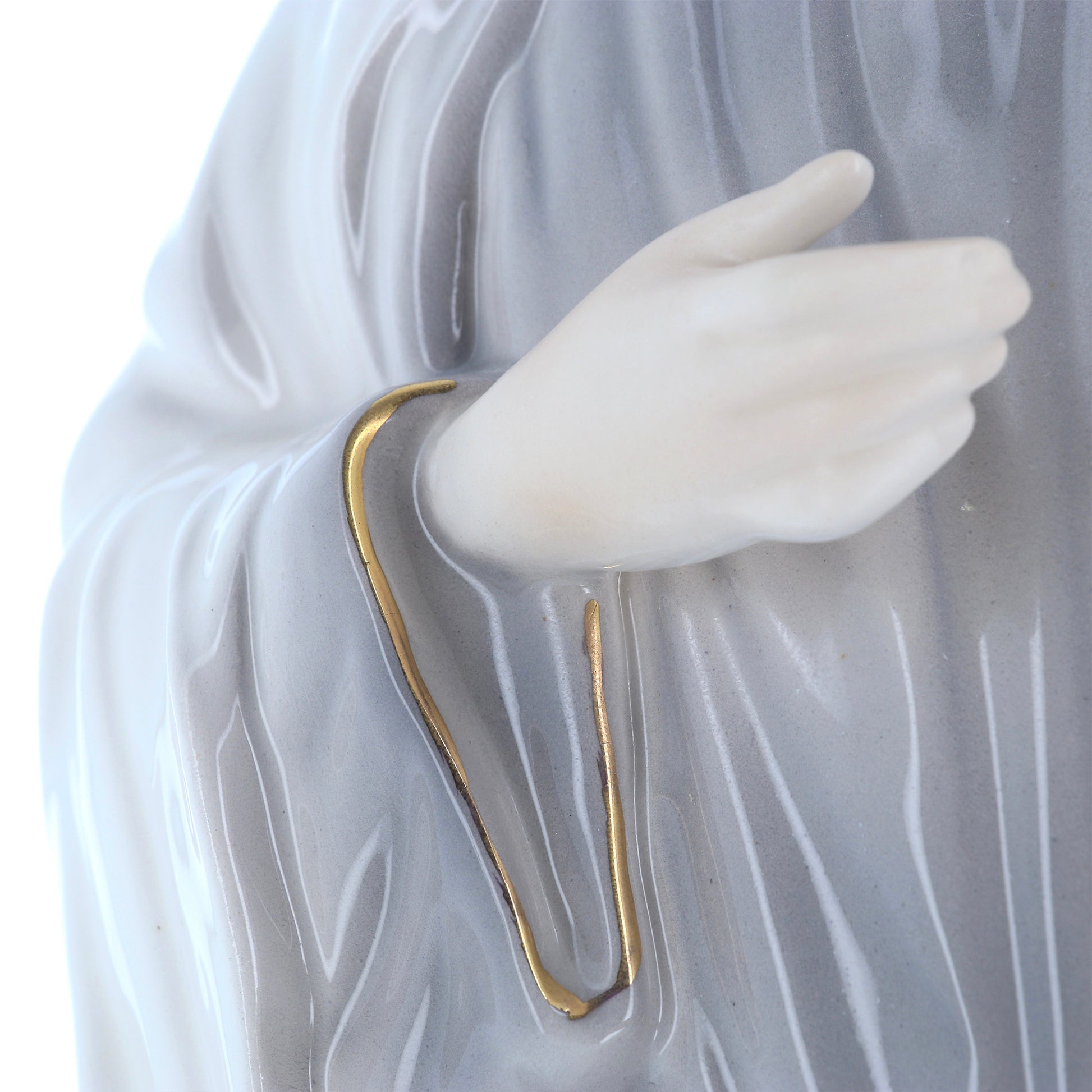 Statua Regina della pace in ceramica colorata dipinta a mano. Altezza 30 cm