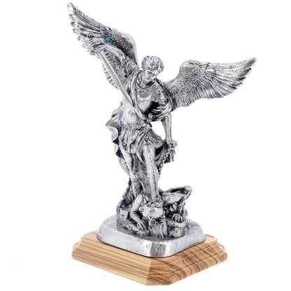 Statua San Michele in resina argentata e base ulivo. Altezza 16,5 cm