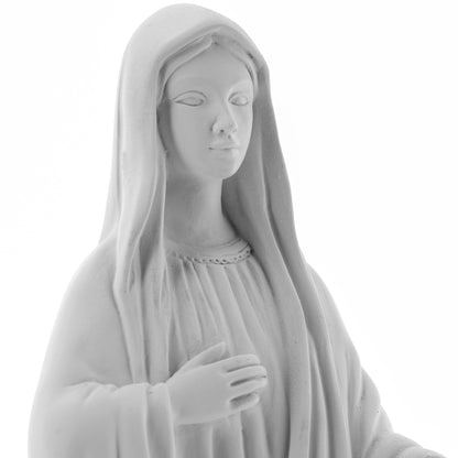 Statua Regina della pace, in resina bianca. Altezza 23,5 cm