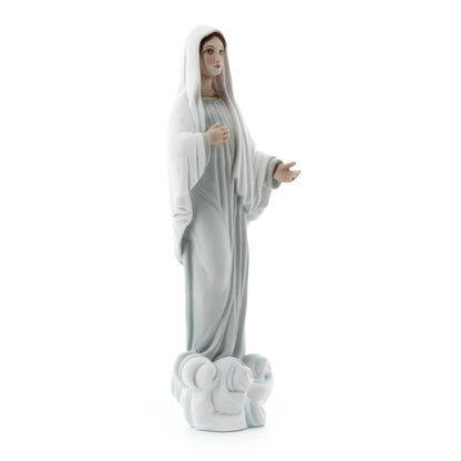 Statua Regina della pace, in resina colorata. Altezza 23,5 cm