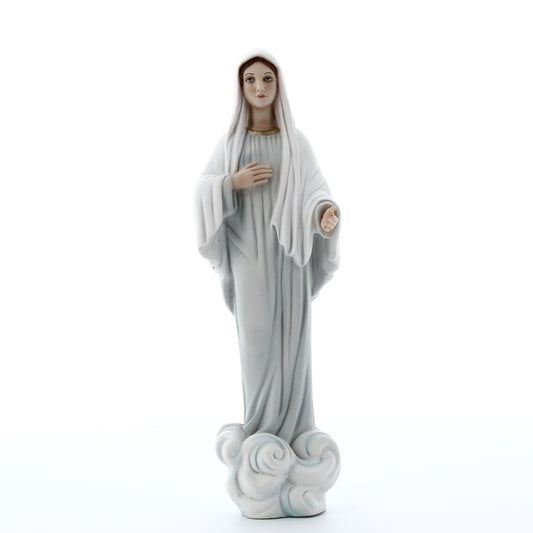 Statua Regina della pace, in resina colorata. Altezza 23,5 cm