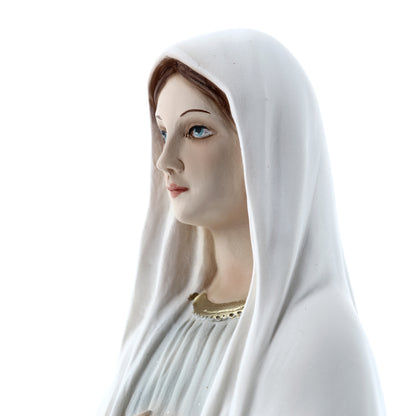 Statua Regina della pace, in resina colorata. Altezza 23,5 cm