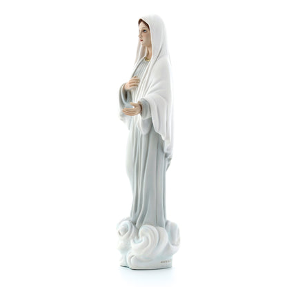 Statua Regina della pace, in resina colorata. Altezza 23,5 cm