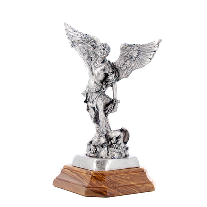 Statua San Michele in resina argentata e base ulivo. Altezza 23 cm