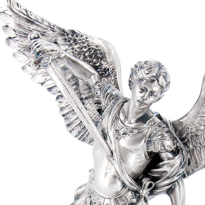 Statua San Michele in resina argentata e base ulivo. Altezza 23 cm