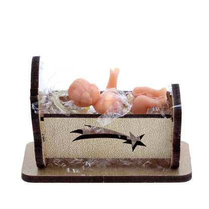 Statua Gesù Bambino in plastica su culla in legno. Altezza 4 cm
