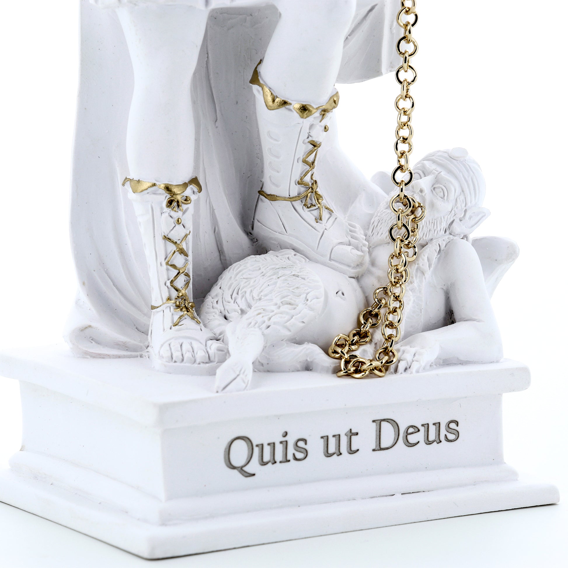 Statua San Michele in polvere di marmo con dettagli oro. Altezza 25 cm