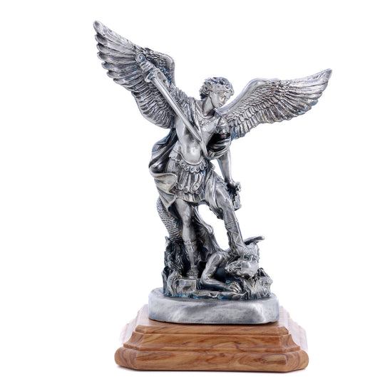 Statua San Michele in resina argentata e base ulivo. Altezza 11,5 cm

