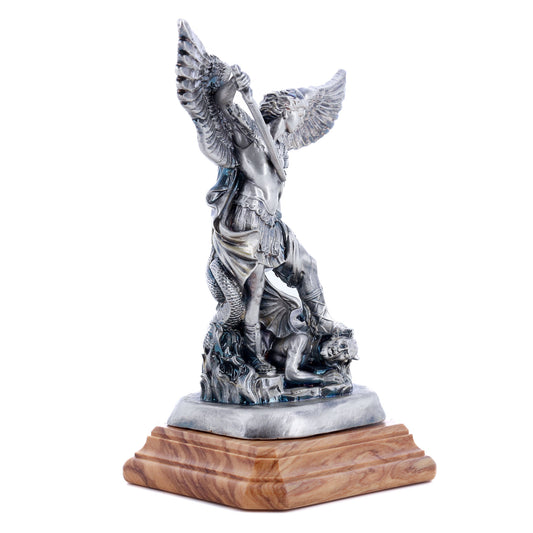 Statua San Michele in resina argentata e base ulivo. Altezza 11,5 cm
