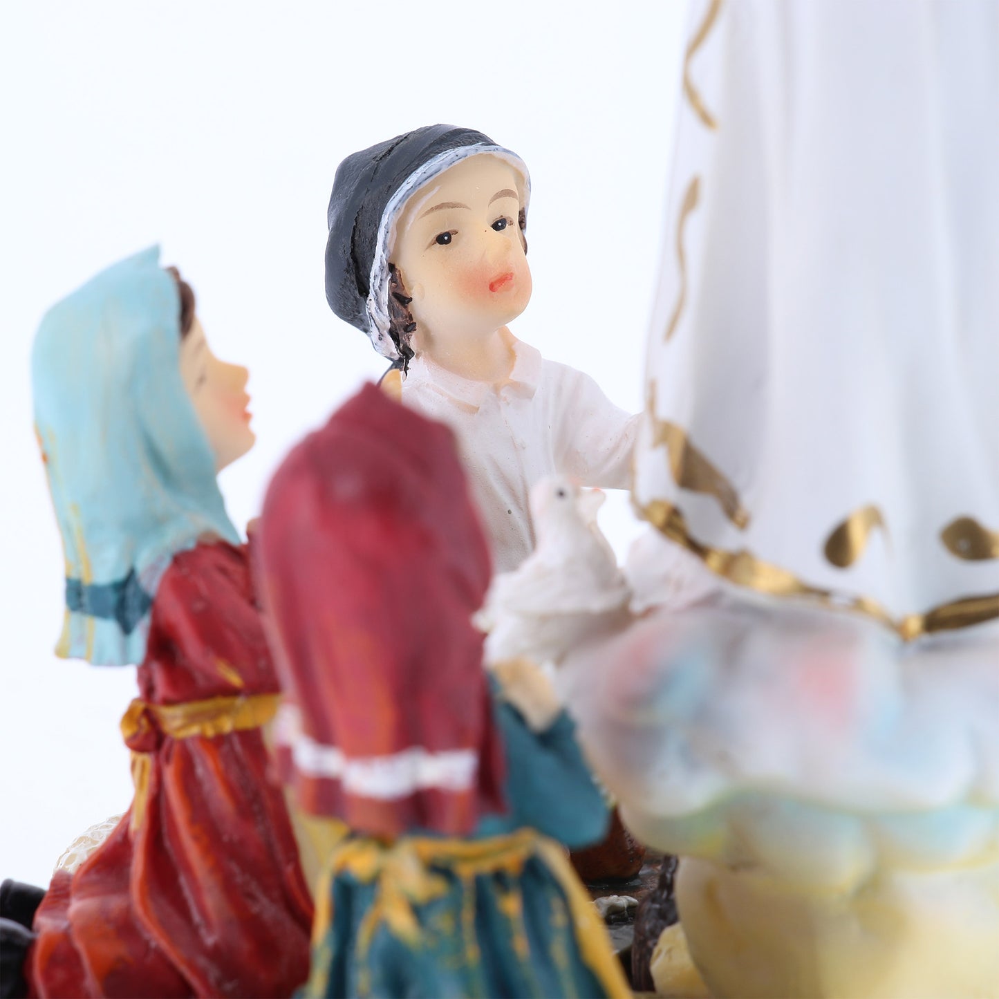 Statua Madonna di Fatima con i tre pastorelli in resina. Altezza 16 cm