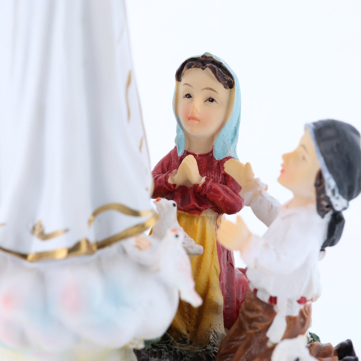 Statua Madonna di Fatima con i tre pastorelli in resina. Altezza 16 cm
