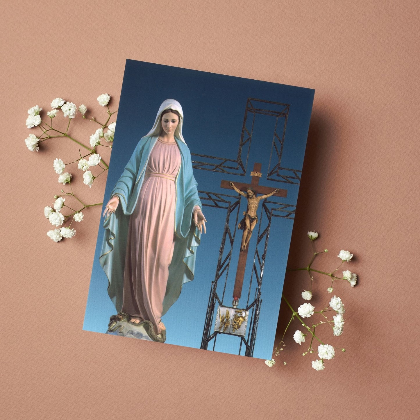 Cartolina beata Vergine Maria con crocifisso e tabernacolo. Sul retro "Preghiera per l'ammalato"