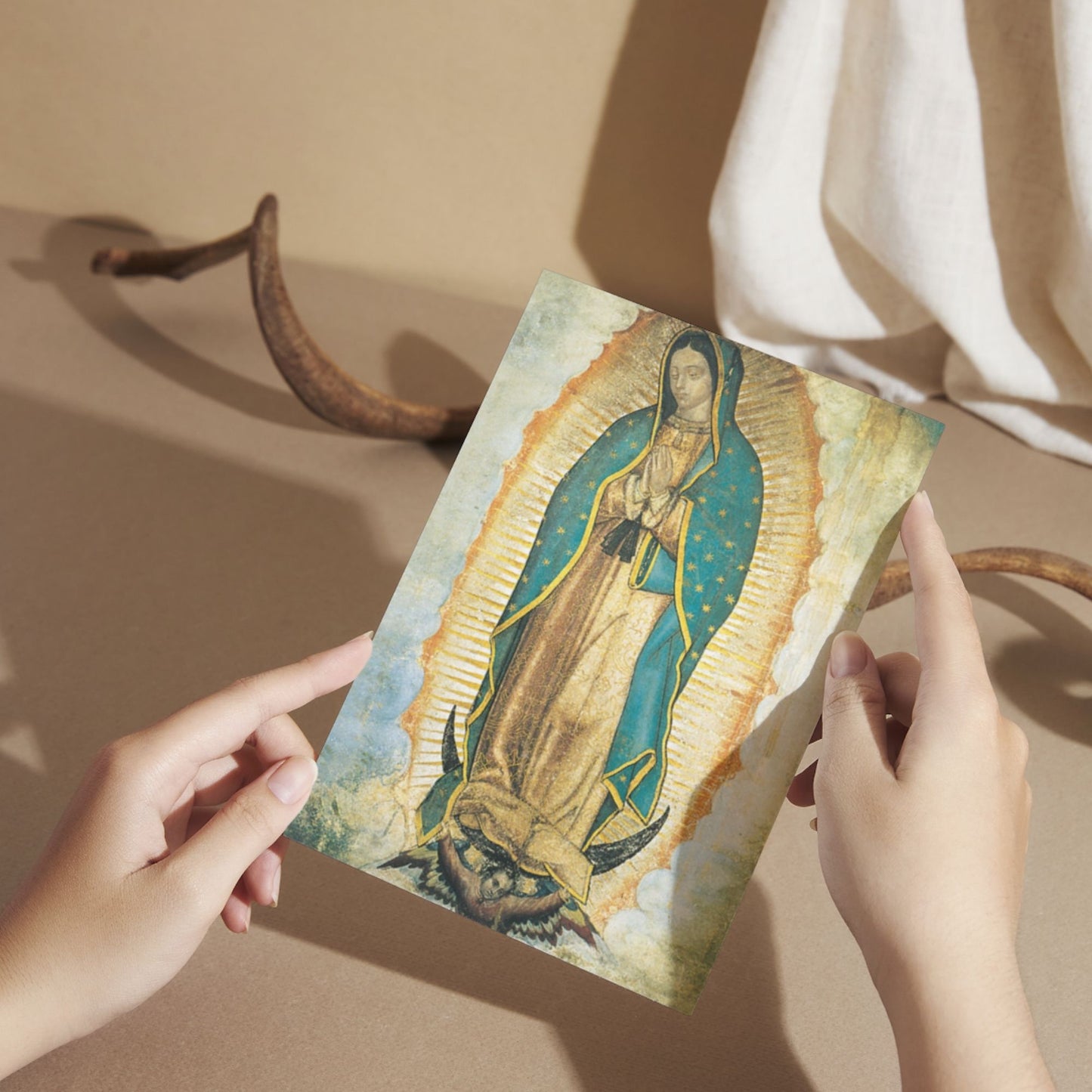 Cartolina icona Madonna di Guadalupe. Sul retro "Santa Maria di Guadalupe prega per la nostra nazione"
