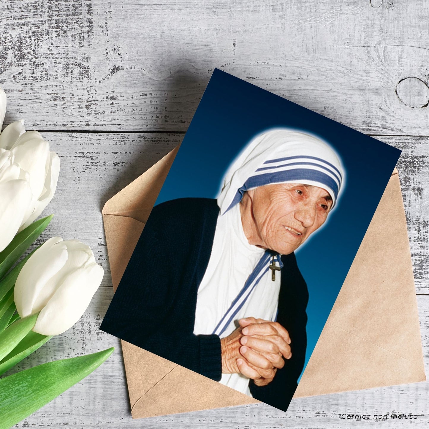Cartolina madre Teresa con le mani giunte. Sul retro "Preghiera alla beata madre Teresa di Calcutta"