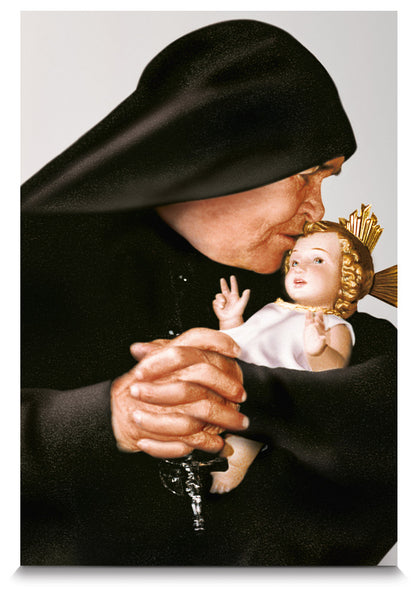 Santino con foto Madre Speranza che abbraccia statua Gesù Bambino e retro preghiera "Per piccoli che..."