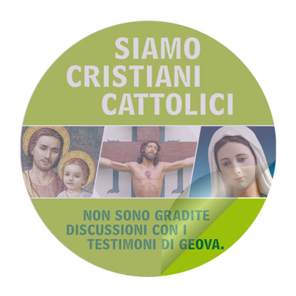 Vetrofania con la scritta "Siamo cristiani cattolici"