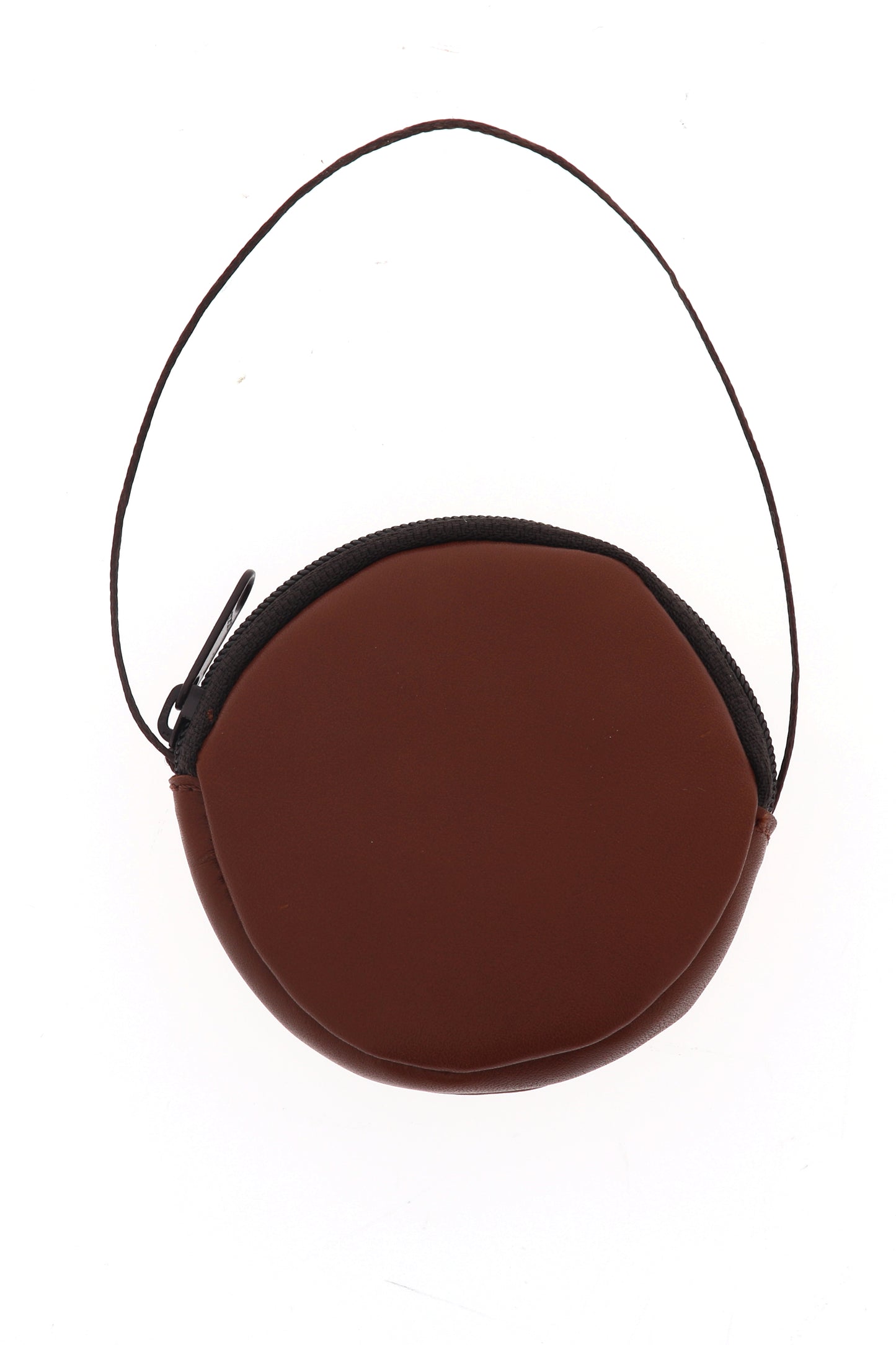 Astuccio portateca in pelle, rotondo con cordoncino. Diametro 8,5 cm