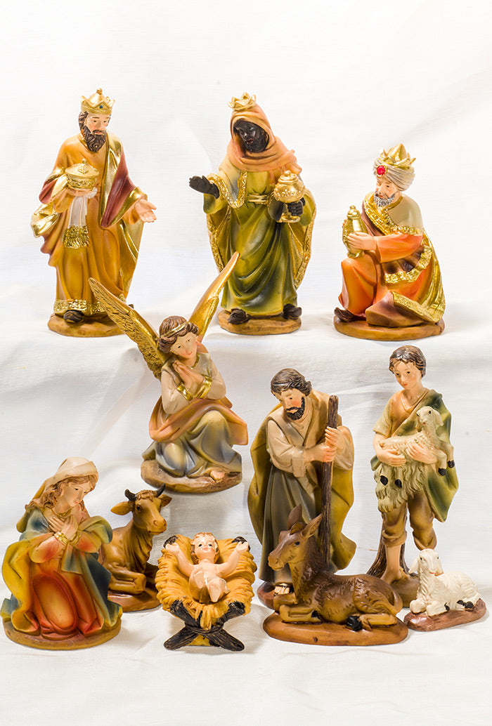 Set presepe composto da 11 soggetti in resina. Altezza 11 cm