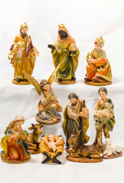 Set presepe composto da 11 soggetti in resina. Altezza 11 cm