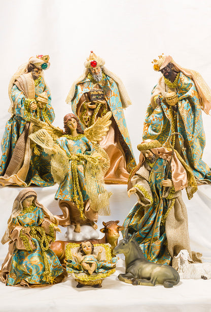 Set presepe composto da 10 soggetti in resina. Altezza 25 cm