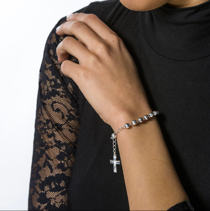 Bracciale Decina del Rosario sfere 5 mm. e croce in argento 925 rodiato. Lunghezza 17+2 cm.