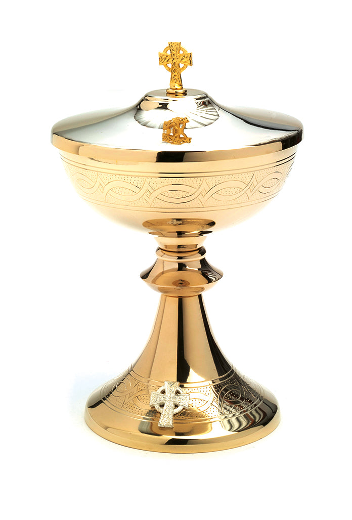 Pisside in ottone bagnato oro. Dimensioni 14,5x28,5 cm