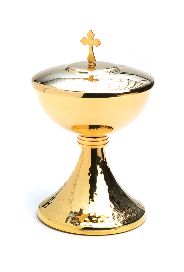 Pisside in ottone bagnato oro. Dimensioni 20,5x11,5 cm