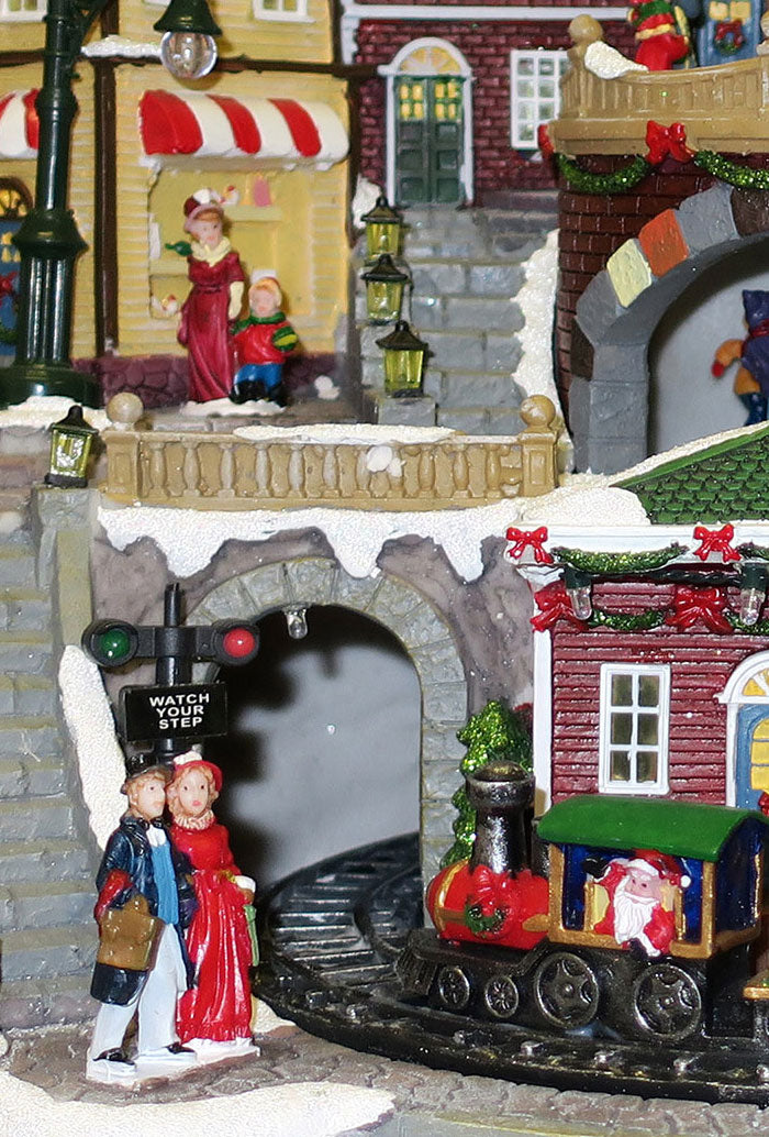 Villaggio Natalizio "Stazione e Negozi" animato da luci, suoni e movimenti. Dimensioni 38x41x35 cm