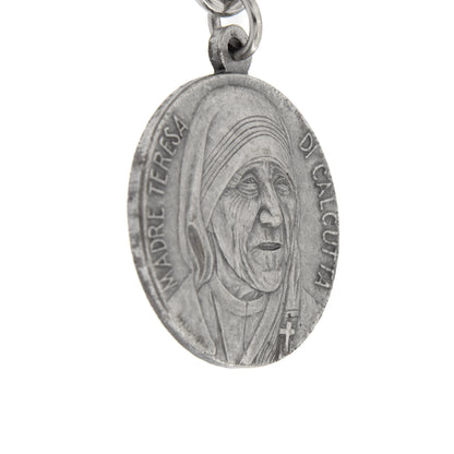 Portachiavi in metallo con madre Teresa su un lato  e San Giovanni Paolo II sull' altro 10 cm