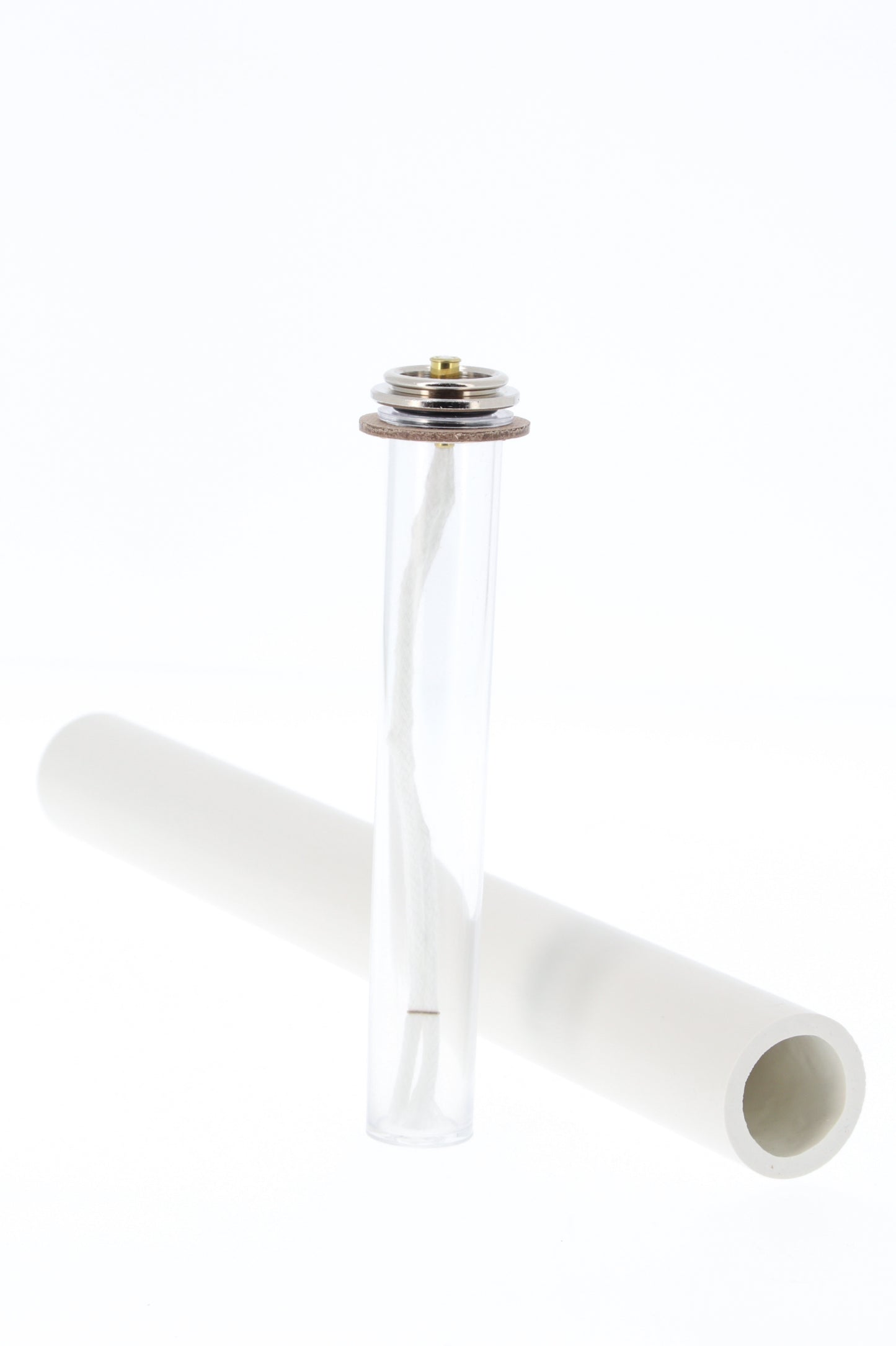 Candela a cera liquida con cartuccia diametro 3,2 cm e altezza 30 cm.