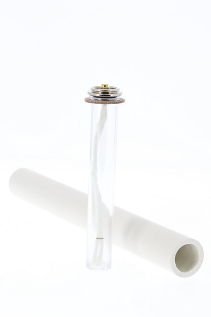 Candela a cera liquida con cartuccia diametro 3,2 cm e altezza 30 cm.