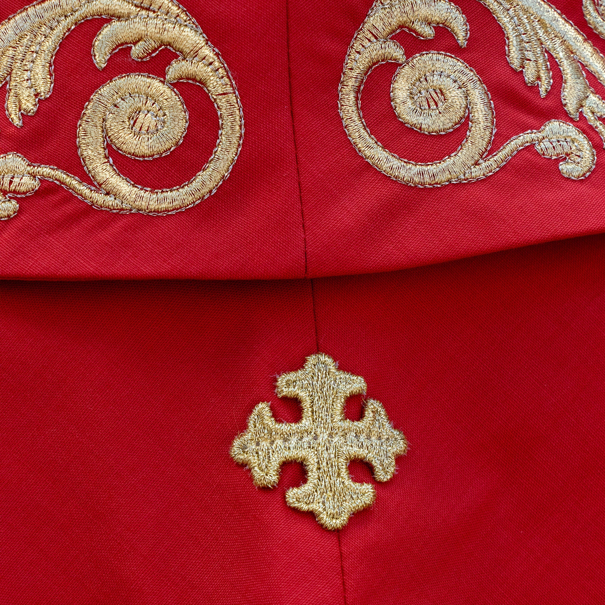Casula ricamata con Simbolo Jhs e decorazioni oro. Misto poliestere
