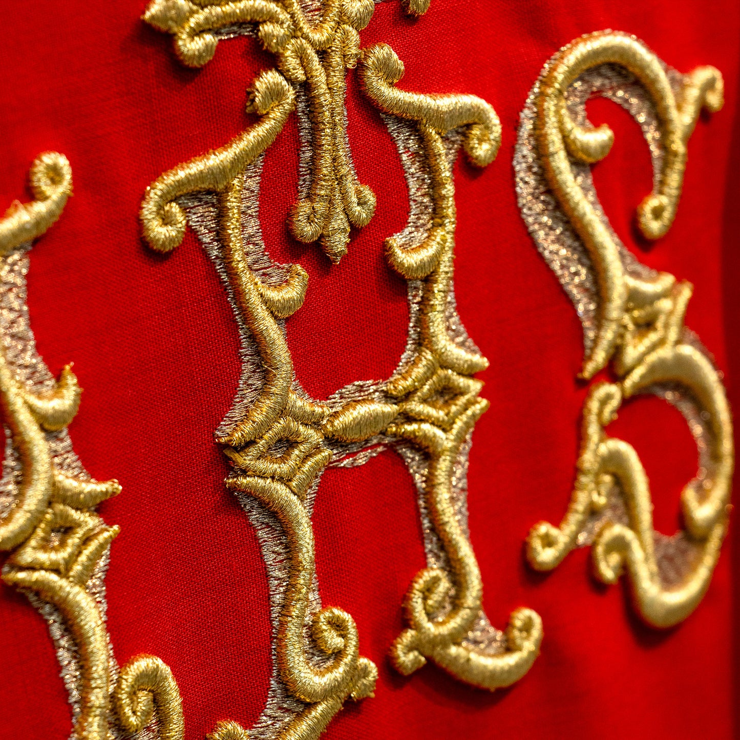 Casula ricamata con Simbolo Jhs e decorazioni oro. Misto poliestere