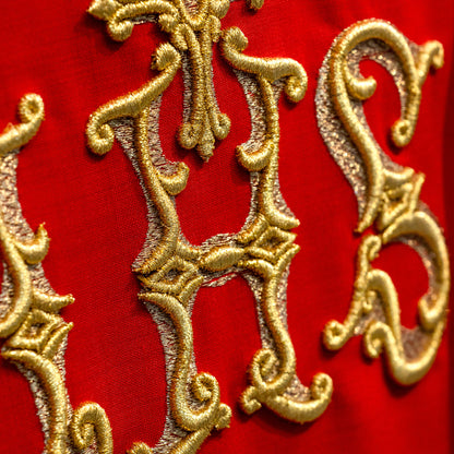 Casula ricamata con Simbolo Jhs e decorazioni oro. Misto poliestere