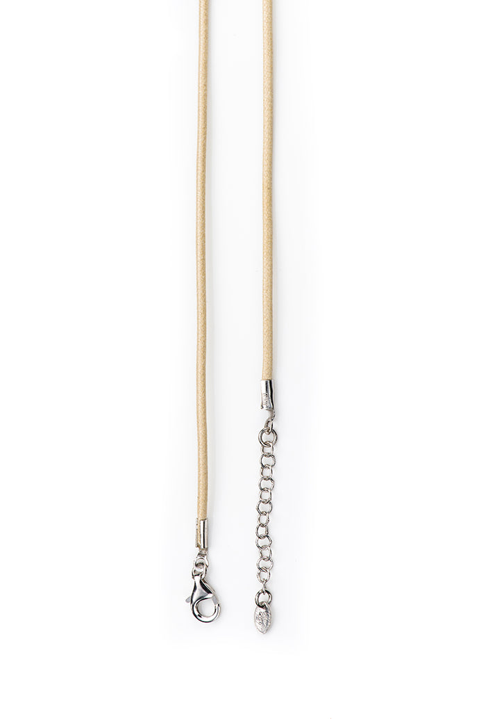Collana in corda cerata e argento 925 rodiato. Lunghezza 45+3 cm