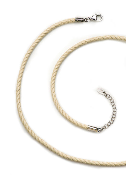 Collana in cordone e argento 925 rodiato. Lunghezza 45+3 cm