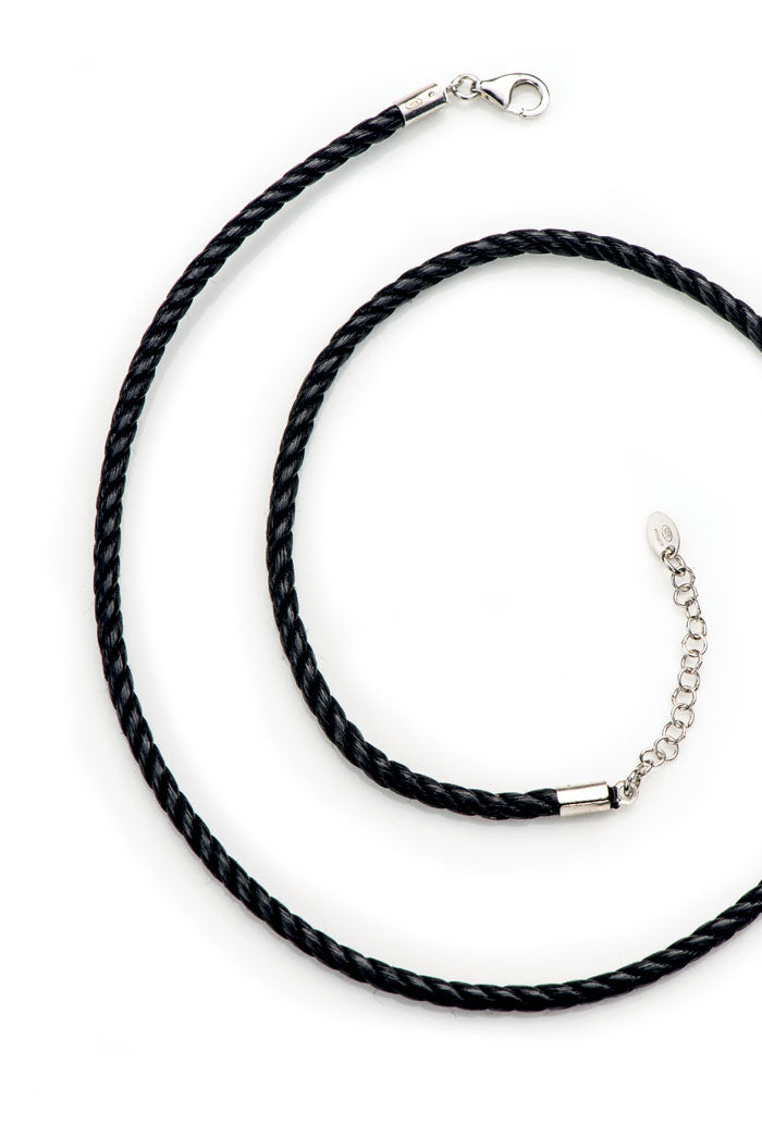 Collana in cordone e argento 925 rodiato. Lunghezza 45+3 cm