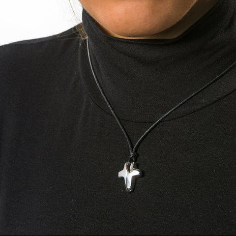 Collana in corda cerata e croce bombata in argento 925. Lunghezza 45+3 cm