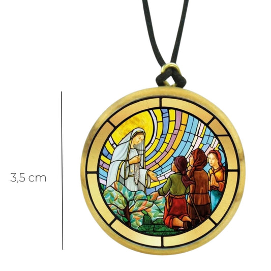 Ciondolo in legno d'olivo con immagine serigrafata. Diametro 3,5 cm