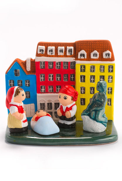 "Presepi del Mondo", in ceramica bianca semismaltata. Dimensioni 7x9 cm