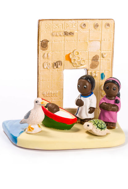 "Presepi del Mondo", in ceramica bianca semismaltata. Dimensioni 7x9 cm